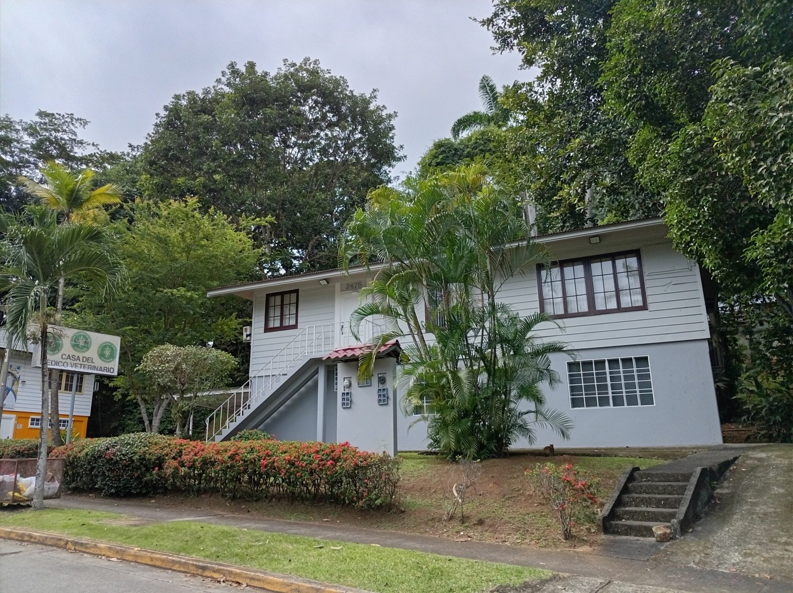 Fachada de la Casa del Médico Veterinario, sede de la APMV en Balboa, Ancón
