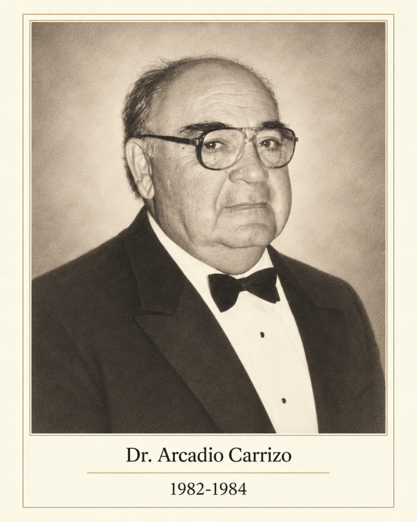 Recreación editorial que representa al Dr. Arcadio Carrizo, presidente de la asociación panameña de médicos veterinarios de 1982 a 1984, a partir del archivo fotográfico de la APMV.