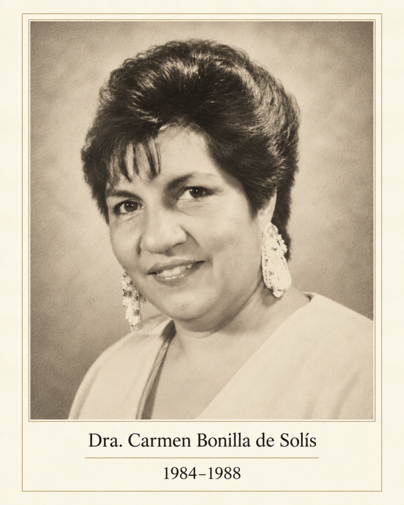 Recreación editorial que representa a la Dra. Carmen Bonilla de Solís, presidenta de la asociación panameña de médicos veterinarios de 1984 a 1988, a partir del archivo fotográfico de la APMV.