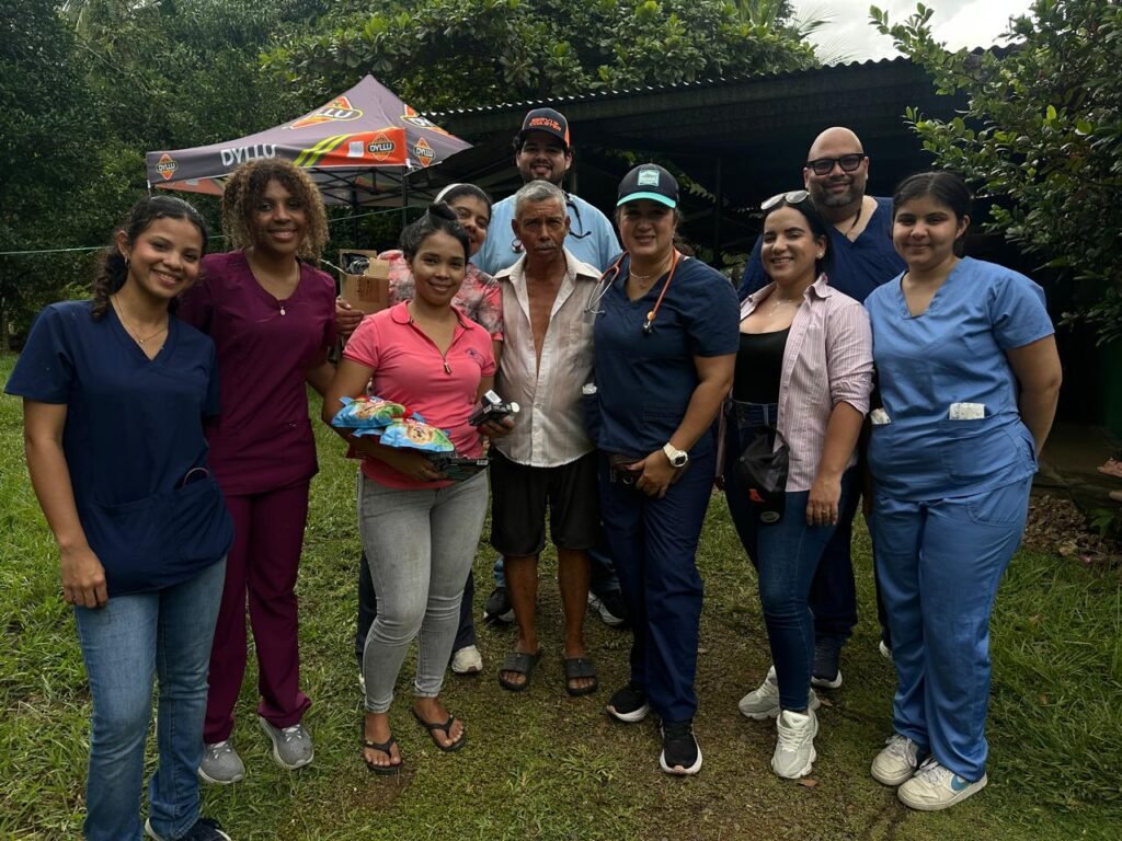 Médicos veterinarios y colaboradores reunidos durante la gira solidaria APMV 2026.