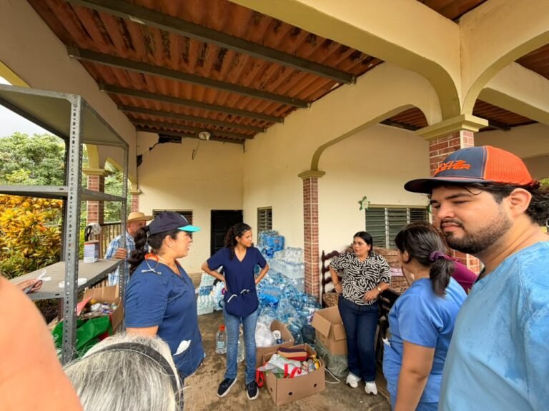 Médicos veterinarios y colaboradores reunidos durante la gira solidaria APMV 2026.