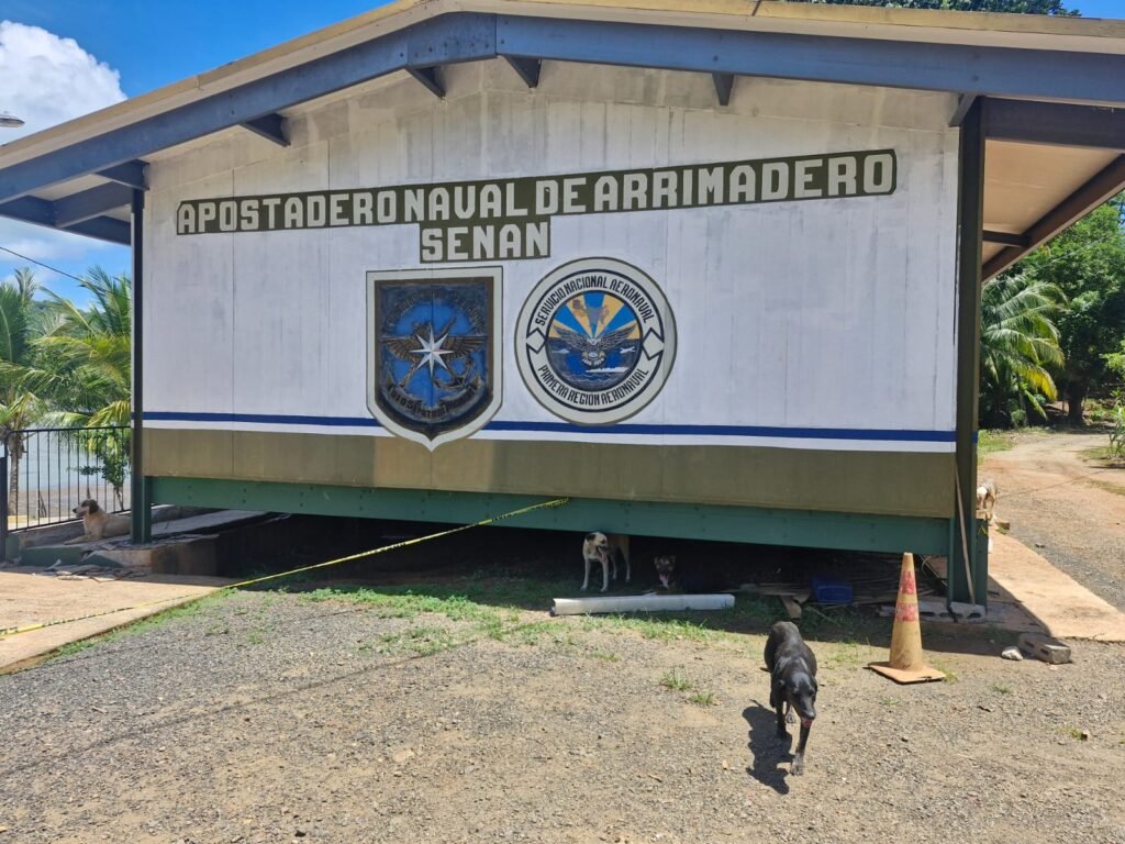 Fachada de la instalación del Apostadero Naval de Arrimadero del SENAN, con sus escudos institucionales.