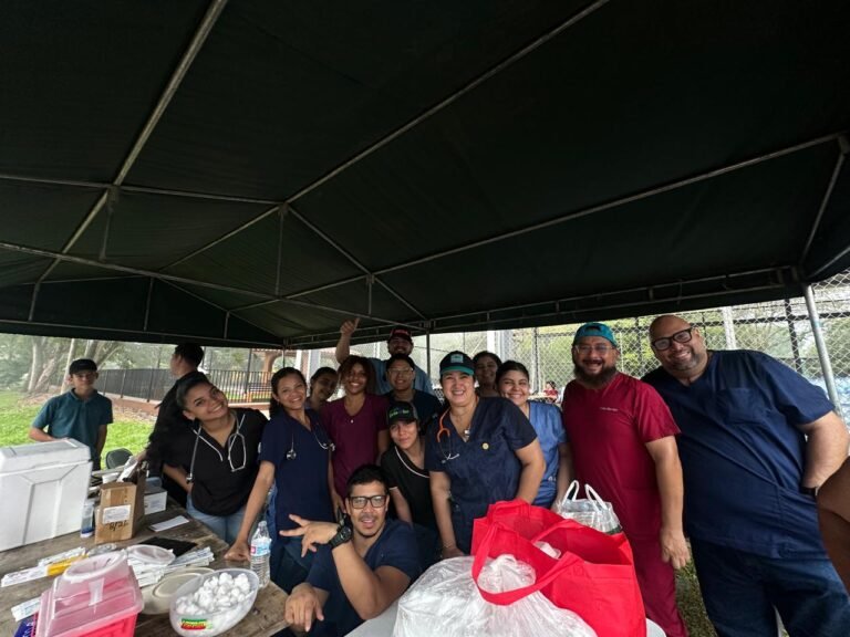Médicos veterinarios y colaboradores reunidos durante la gira solidaria APMV 2026.
