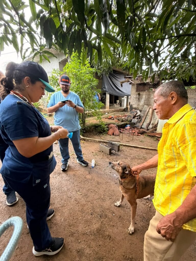 Médicos veterinarios y colaboradores reunidos durante la gira solidaria APMV 2026.