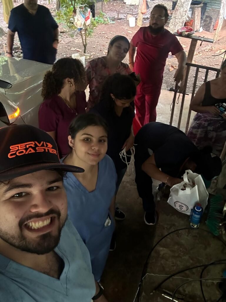 Médicos veterinarios y colaboradores reunidos durante la gira solidaria APMV 2026.