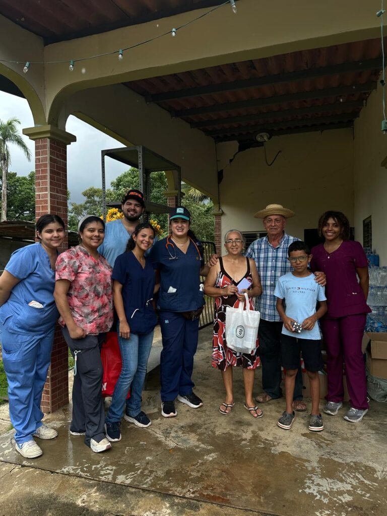 Médicos veterinarios y colaboradores reunidos durante la gira solidaria APMV 2026.