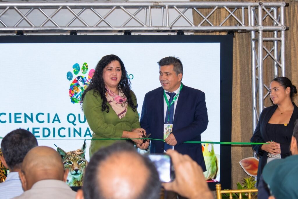 Lissette Trejos y el Dr. Alexander Pérez, decano de la Facultad de Medicina Veterinaria, realizan el corte de cinta durante la inauguración del Simposio de Medicina Veterinaria APMV 2026.