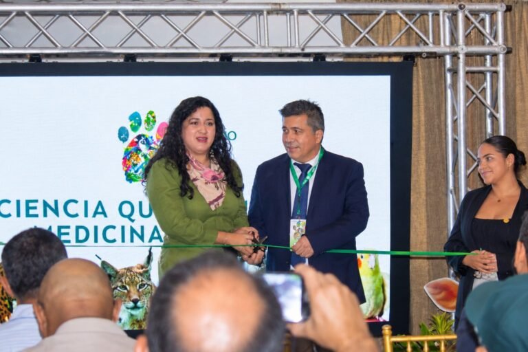 Lissette Trejos y el Dr. Alexander Pérez, decano de la Facultad de Medicina Veterinaria, realizan el corte de cinta durante la inauguración del Simposio de Medicina Veterinaria APMV 2026.