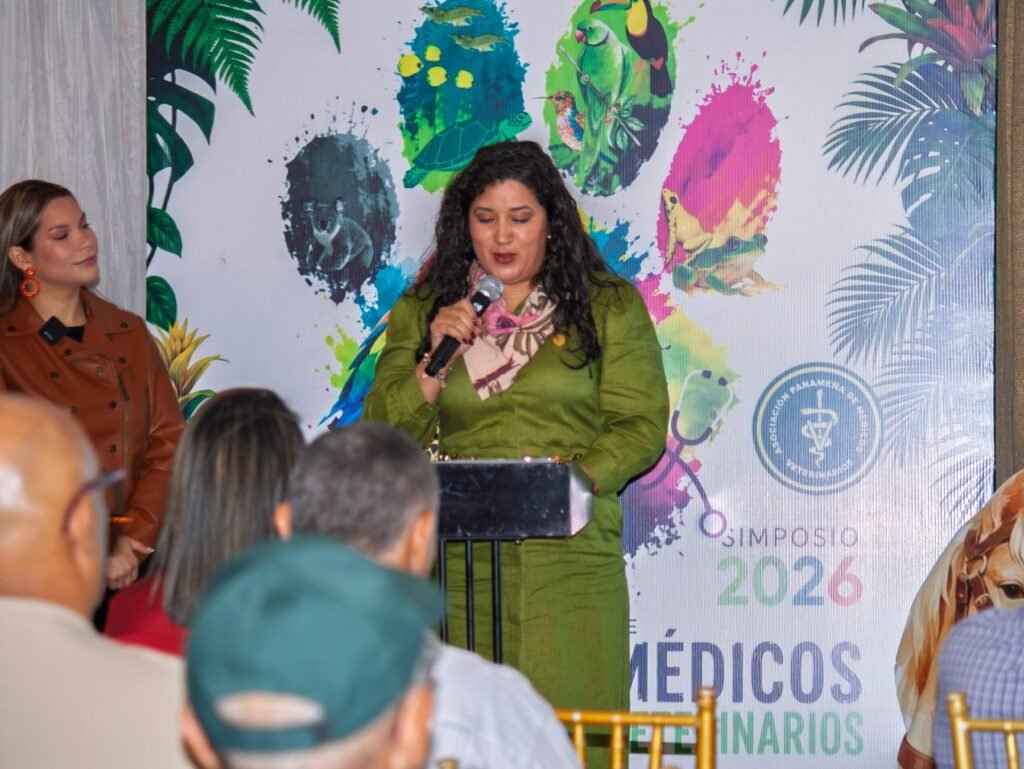 La presidenta de la APMV, Lissette Trejos, ofrece las palabras de bienvenida durante la inauguración del Simposio de Medicina Veterinaria APMV 2026.