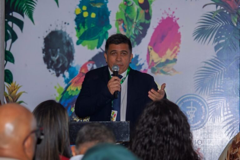 El Dr. Alexander Pérez, decano de la Facultad de Medicina Veterinaria, ofrece sus palabras durante el acto inaugural del Simposio de Medicina Veterinaria APMV 2026.