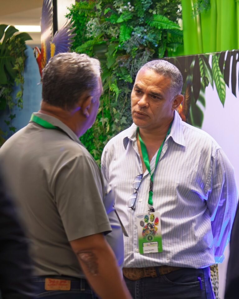 Dos participantes conversan durante una pausa del Simposio