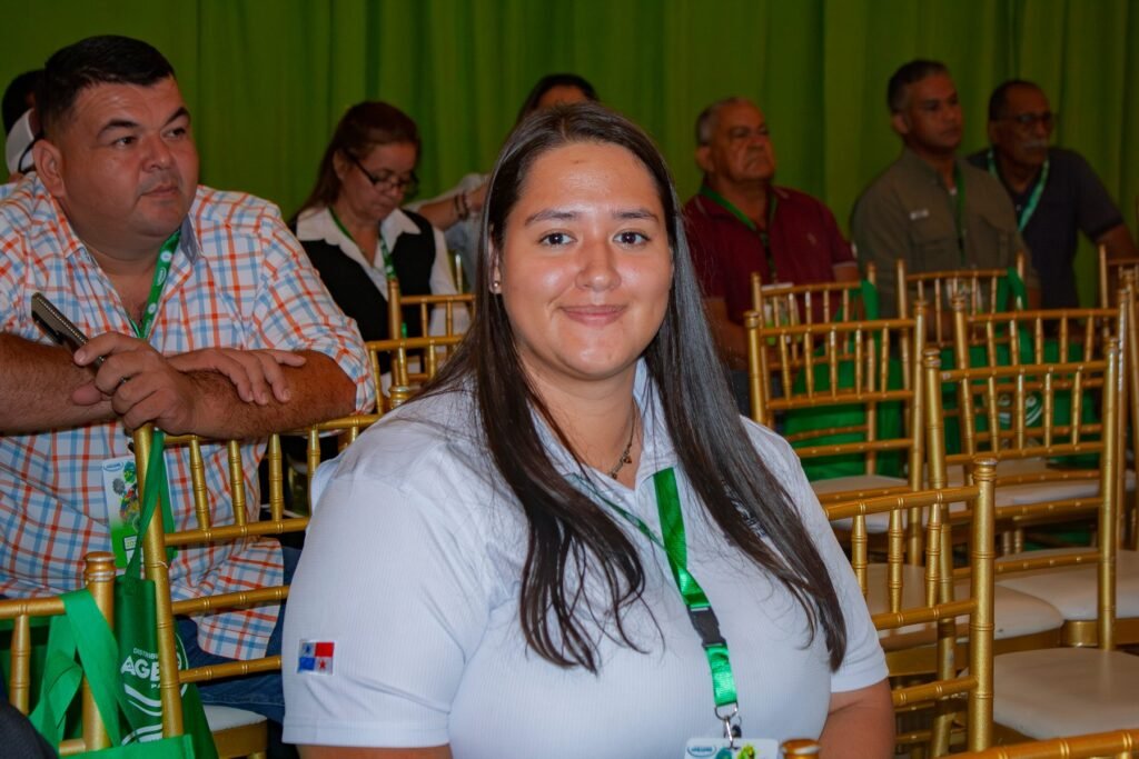 Participante del Simposio sentada en el salón de conferencias