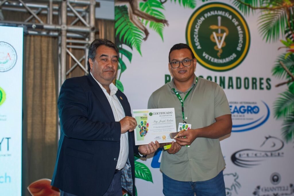 Entrega de certificado a un participante durante los reconocimientos del Simposio