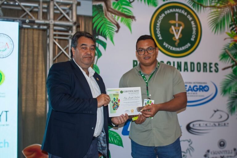 Entrega de certificado a un participante durante los reconocimientos del Simposio