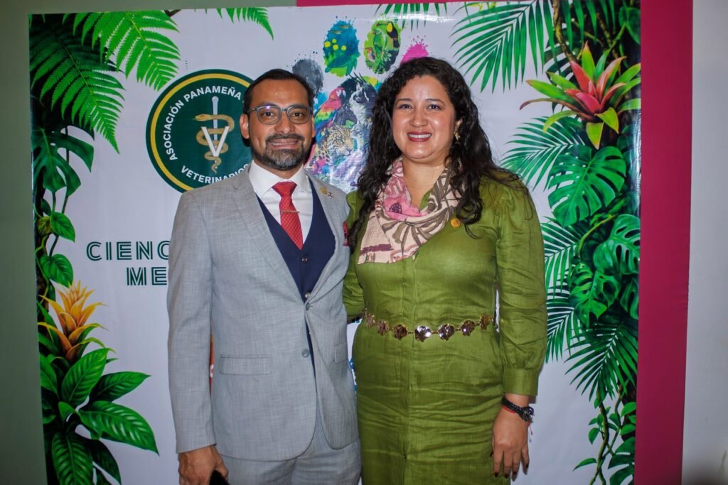El Dr. Carlos Moreno, director por Panamá de COPEG, junto a la Dra. Lissette Trejos, presidenta de la APMV, durante la inauguración del Simposio de Medicina Veterinaria APMV 2026.
