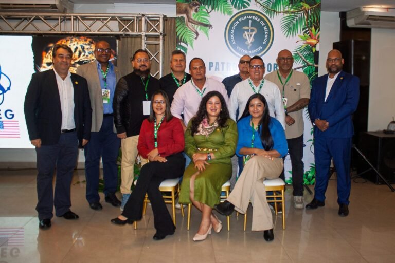 Organizadores y participantes posan en grupo al cierre de una actividad del Simposio