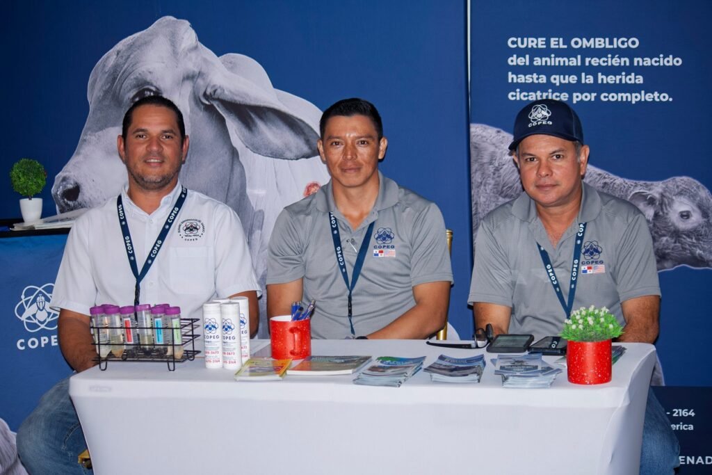 Miembros de COPEG en su stand durante el Simposio de Medicina Veterinaria APMV 2026.