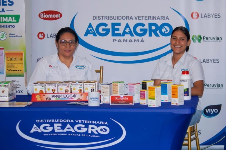 Representantes de Distribuidora Veterinaria AGEAGRO Panamá en su stand durante el Simposio de Medicina Veterinaria APMV 2026, junto a productos veterinarios exhibidos. Títuloexhibidos
