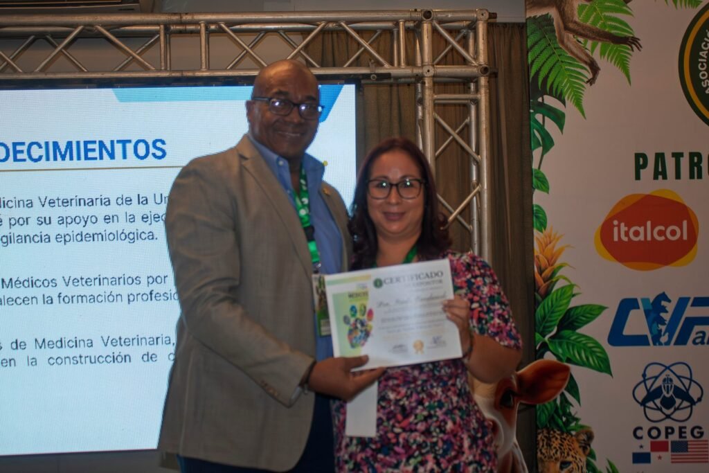 Entrega de certificado durante la ceremonia de reconocimientos del Simposio