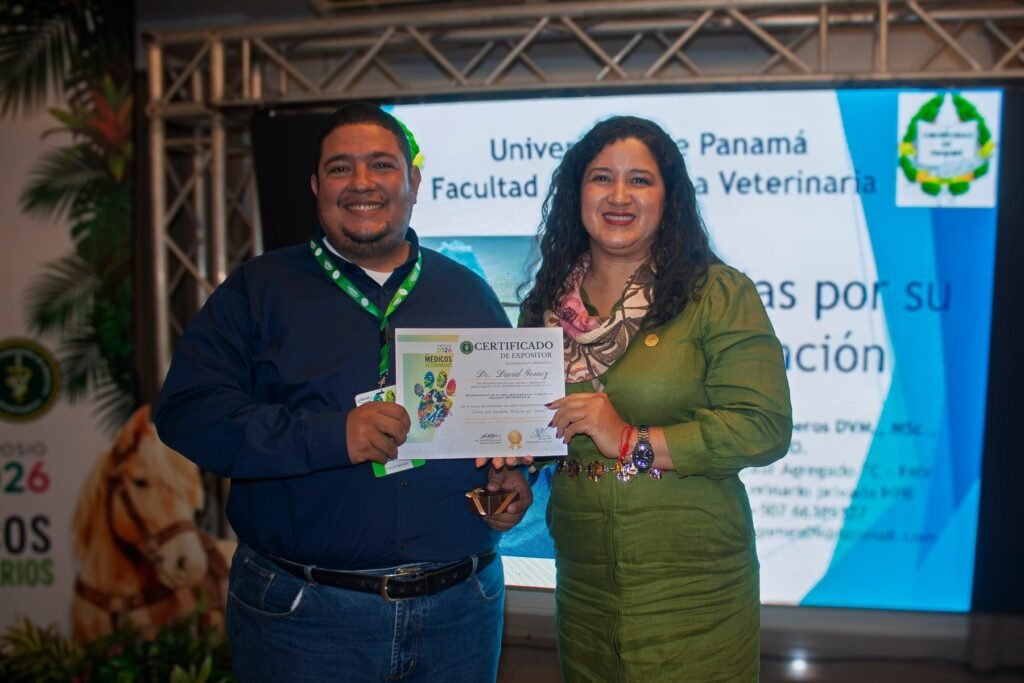 Participante recibe un certificado durante los reconocimientos del Simposio