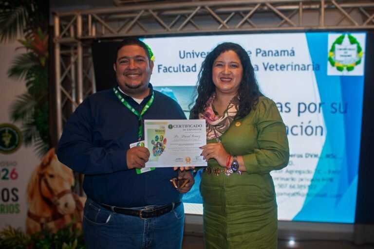 Participante recibe un certificado durante los reconocimientos del Simposio