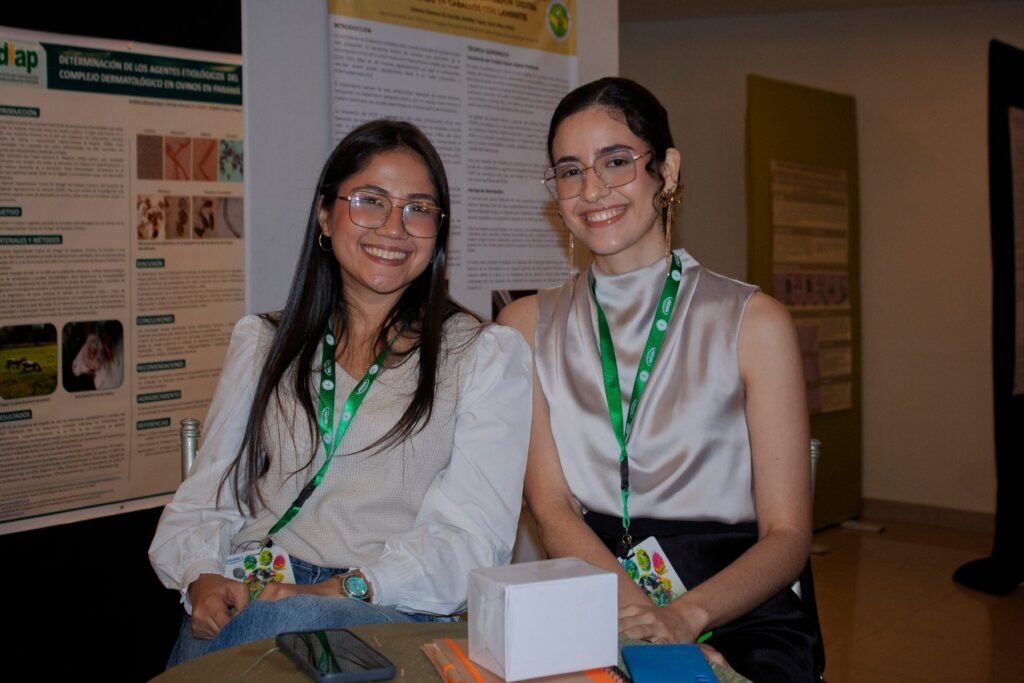 Dos participantes conversan junto a los pósteres científicos