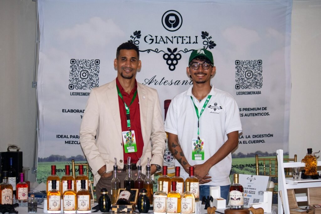 Expositores posan en un puesto de productos artesanales durante el Simposio