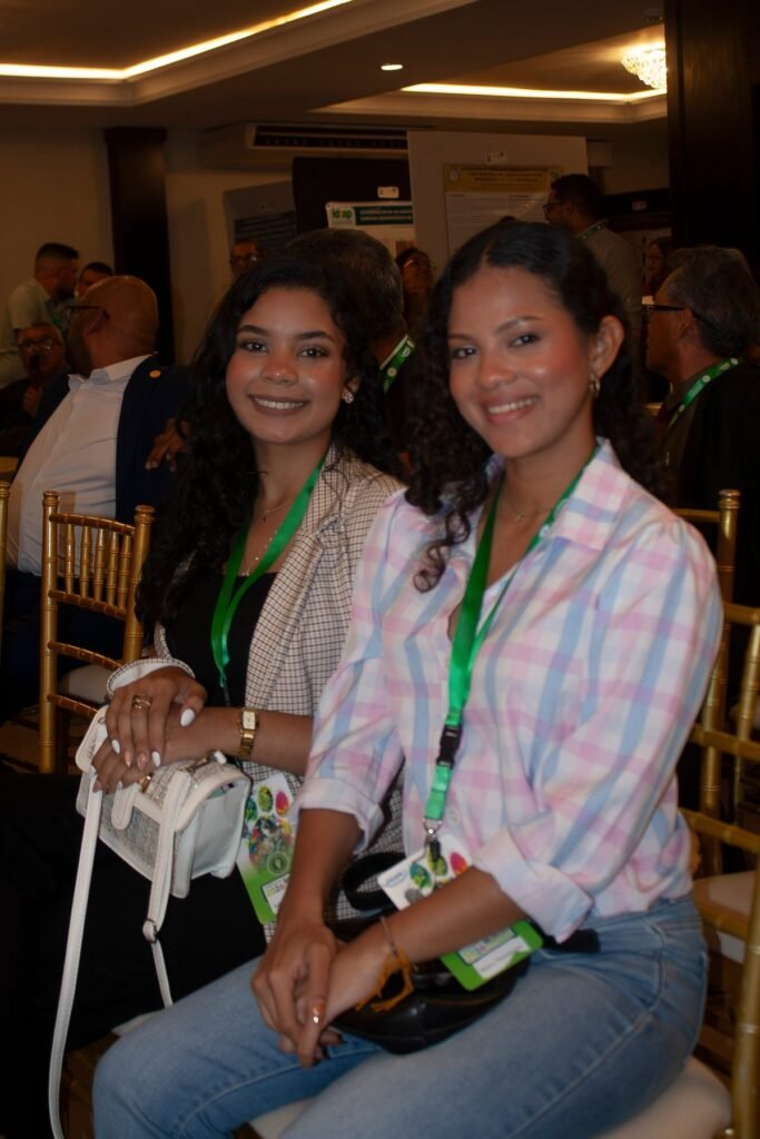 Dos participantes posan sentadas durante una pausa del Simposio