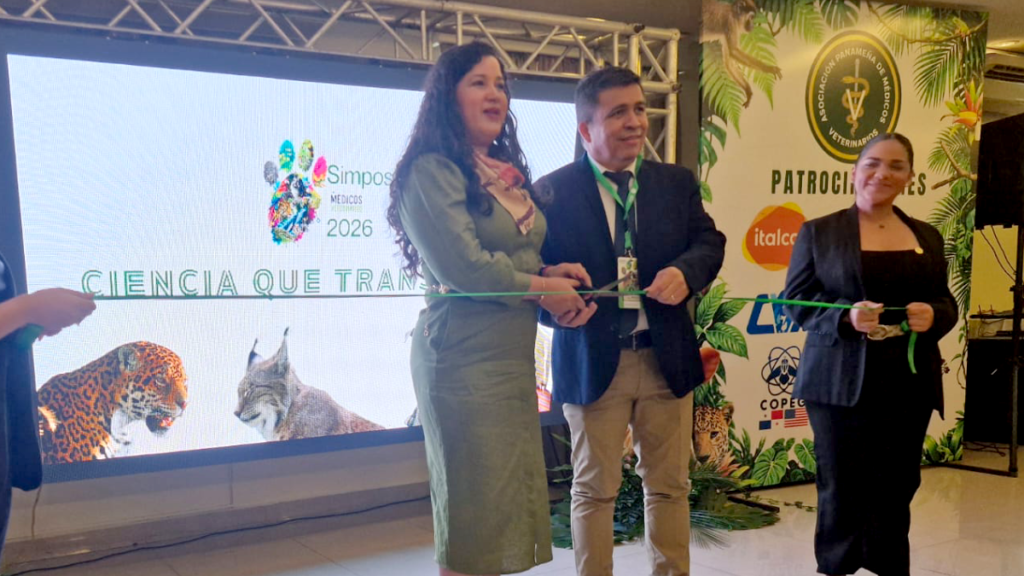 Acto inaugural del Simposio de Medicina Veterinaria 2026, organizado por la Asociación Panameña de Médicos Veterinarios (APMV), durante el corte de cinta que dio apertura oficial al encuentro académic
